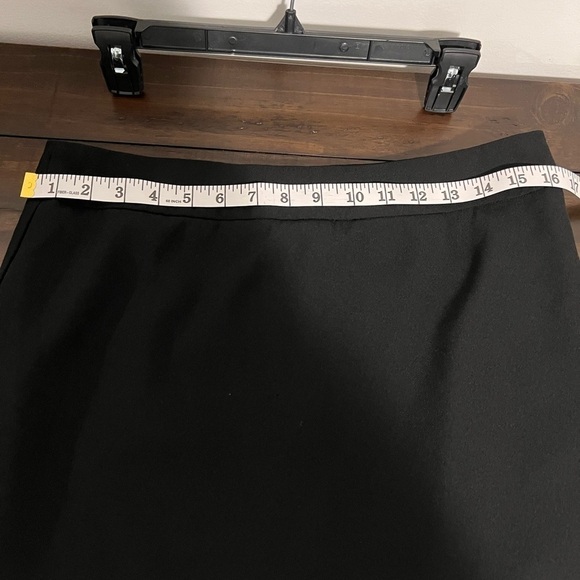 BANANA Republic Black Skirt with Zipper Slit on the side Size 10 - Picture 3 of 11
